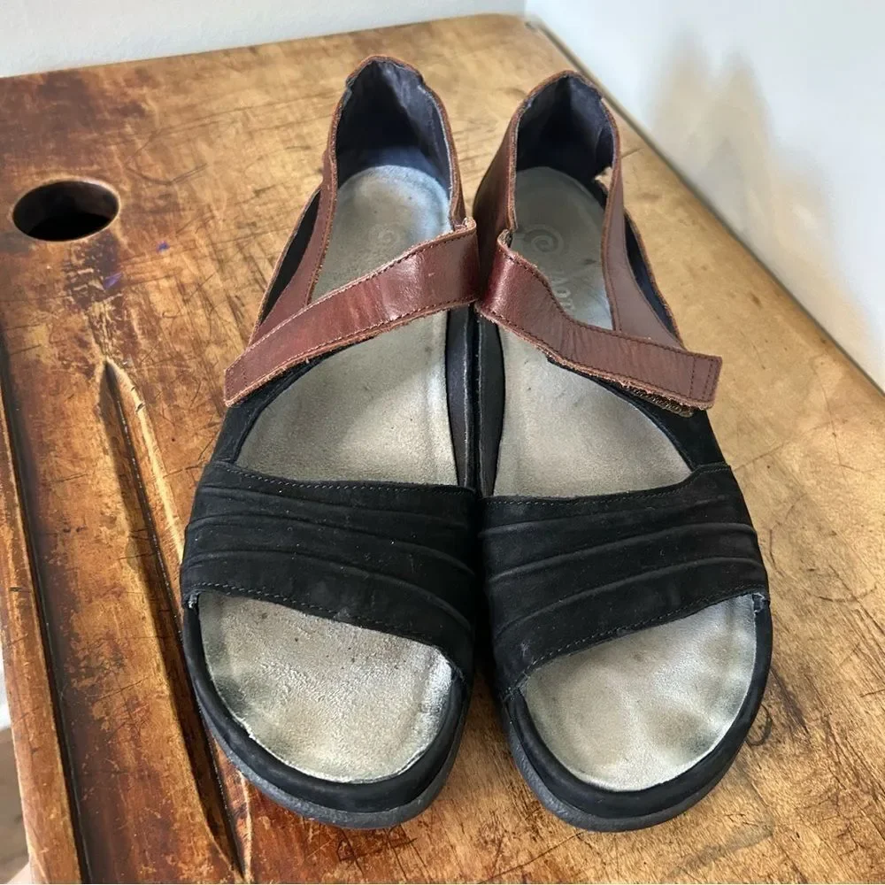 Naot Papaki Black Velvet Nubuck/Cinnamon Leather Sandal EU 41/L7 = Women's US 10